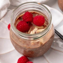 High-protein chocolate overnight oats