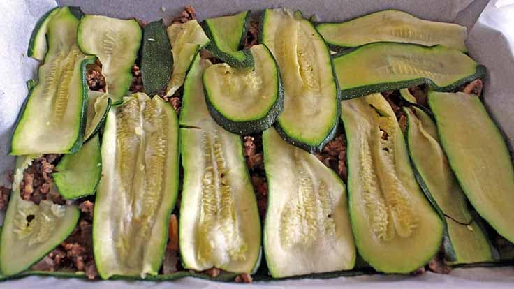 Alternating layers of zucchini and beef in the baking tray