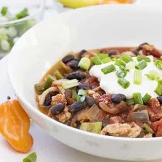 This Simple Turkey Chili recipe should be your dinner tonight! It's high in protein and relatively low in carbs and fat, making it the perfect healthy turkey chili recipe. #turkeychilirecipe