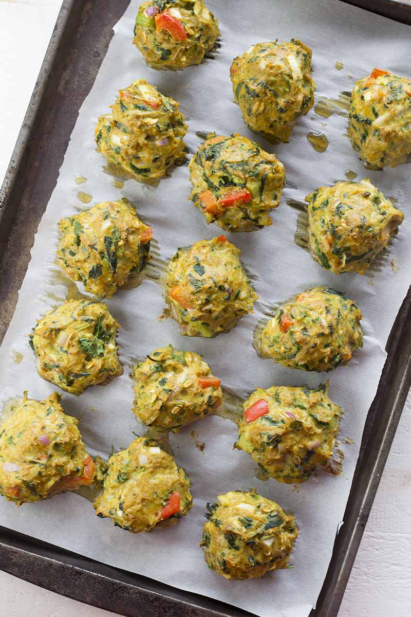 Boulettes de dinde sur une plaque de cuisson vues d'en haut