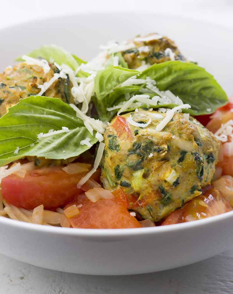 Kalkoenvleesballen geserveerd op pasta met tomatensaus