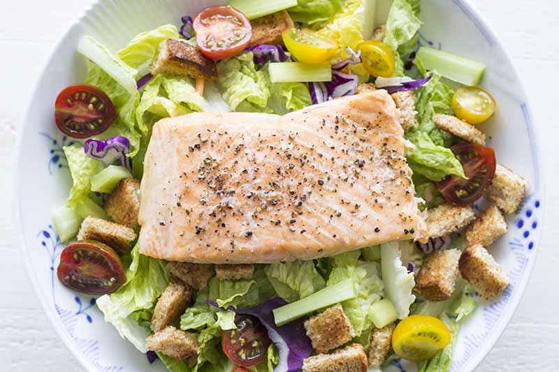 Baked salmon with salad and croutons