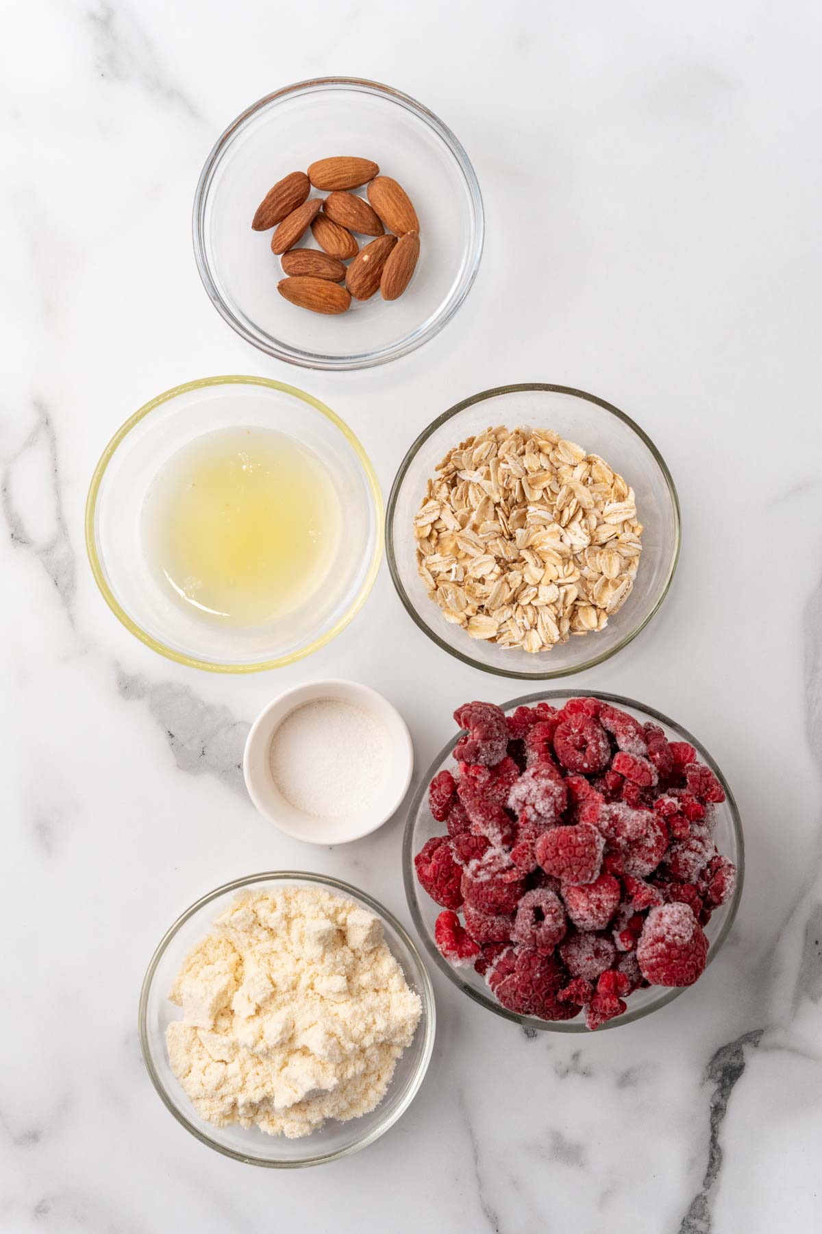 Ingredients for the berry crumble in individual bowls