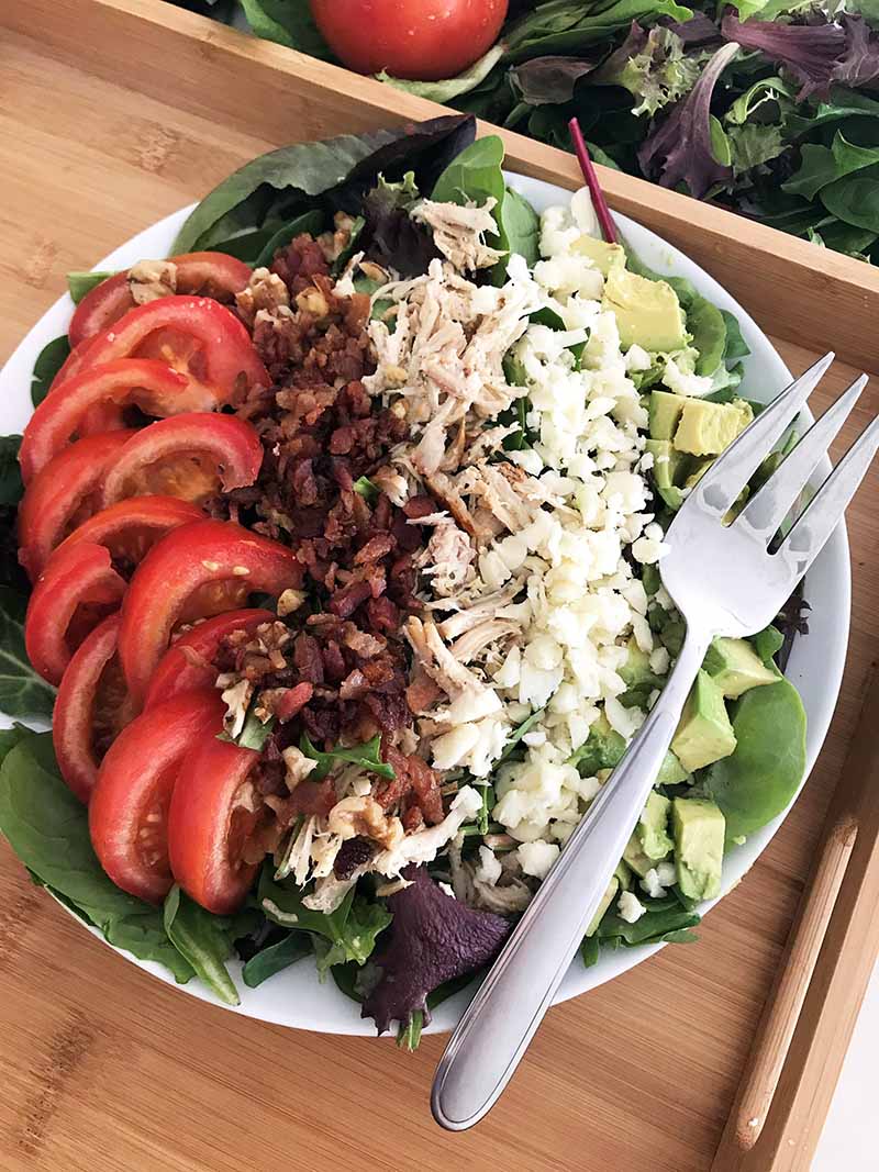 Salade céto dans une assiette avec une fourchette