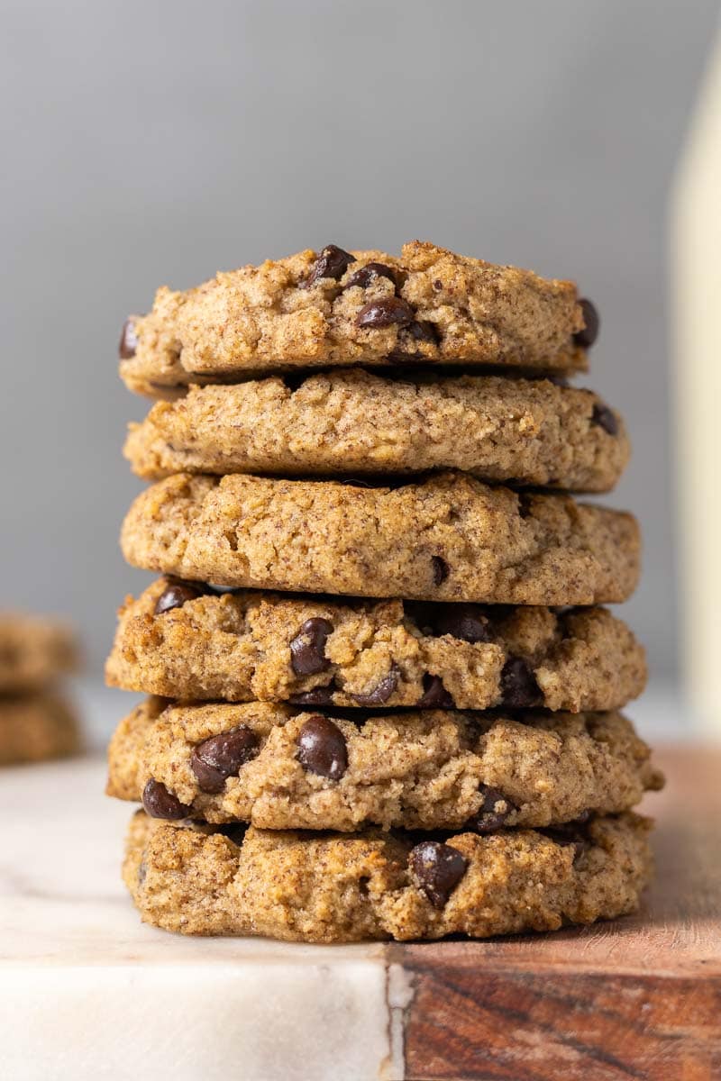 Close-up of a stack of 6 cookies