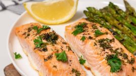 Two salmon fillets with lemon and asparagus