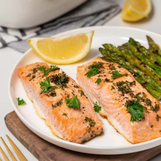 Two salmon fillets with lemon and asparagus