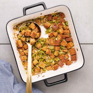 Low-carb stuffing in white pan