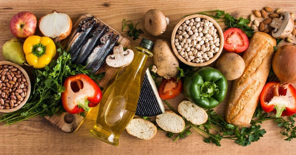 Table with food from the Mediterranean Diet