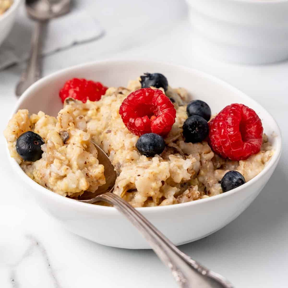 https://diabetesstrong.com/wp-content/uploads/2023/04/overnight-porridge-slow-cooker-featured.jpg