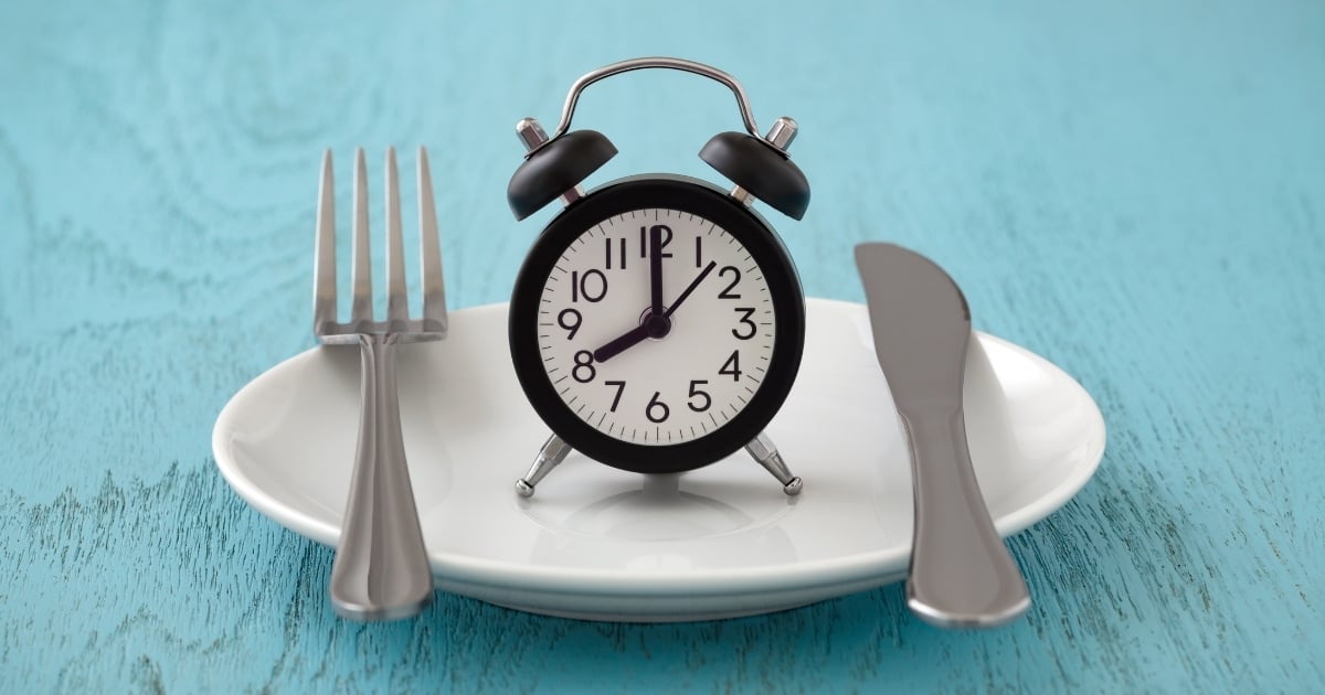 Clock on empty plate