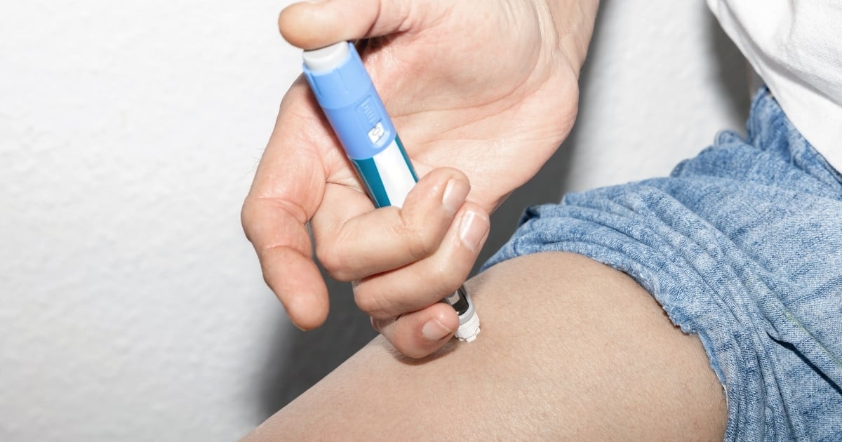 Person injecting Ozempic into leg